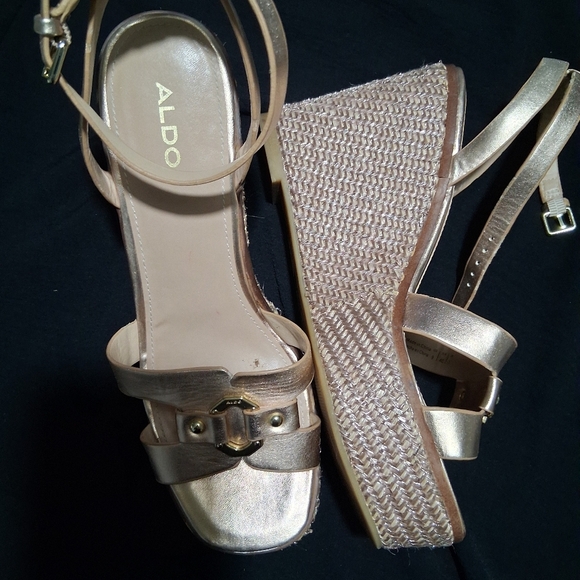 Aldo Tan and Gold Sandals with Strappy Design - Picture 5 of 8